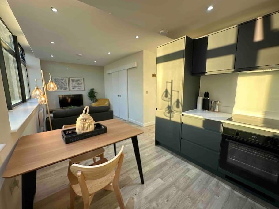맨체스터 1 Bed Flat With View Of Old Trafford 아파트 외부 사진