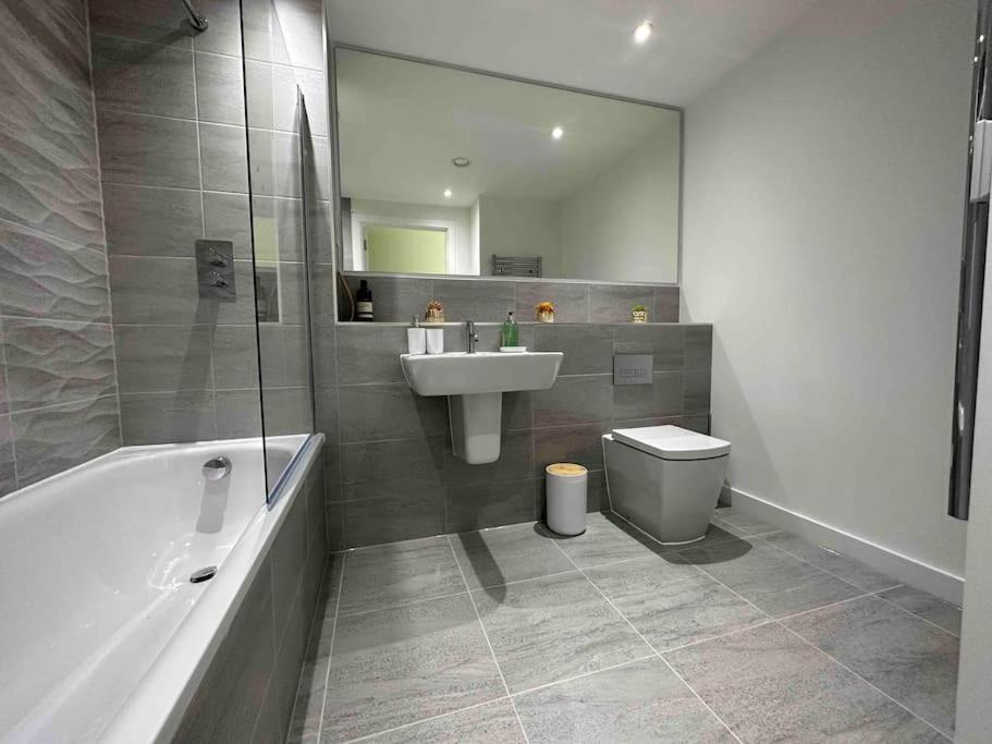 맨체스터 1 Bed Flat With View Of Old Trafford 아파트 외부 사진